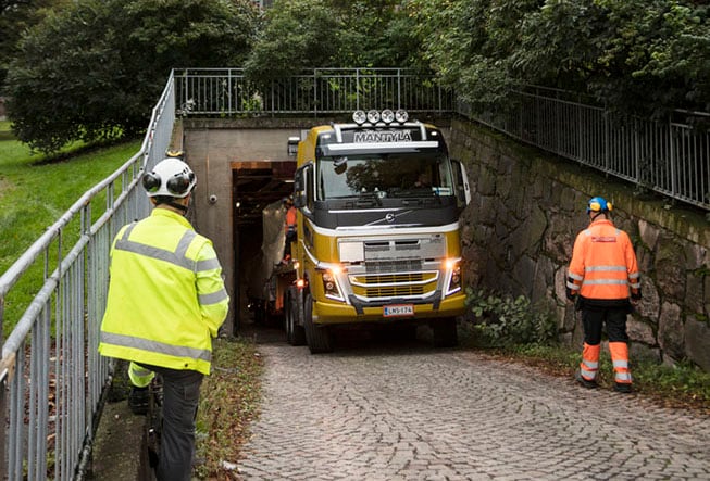 Lämpöpumput viedään sisään Esplanadin jäähdytysluolaan peruuttamalla - rekka mahtuu lasteineen tunnelin suuaukosta juuri ja juuri sisään.